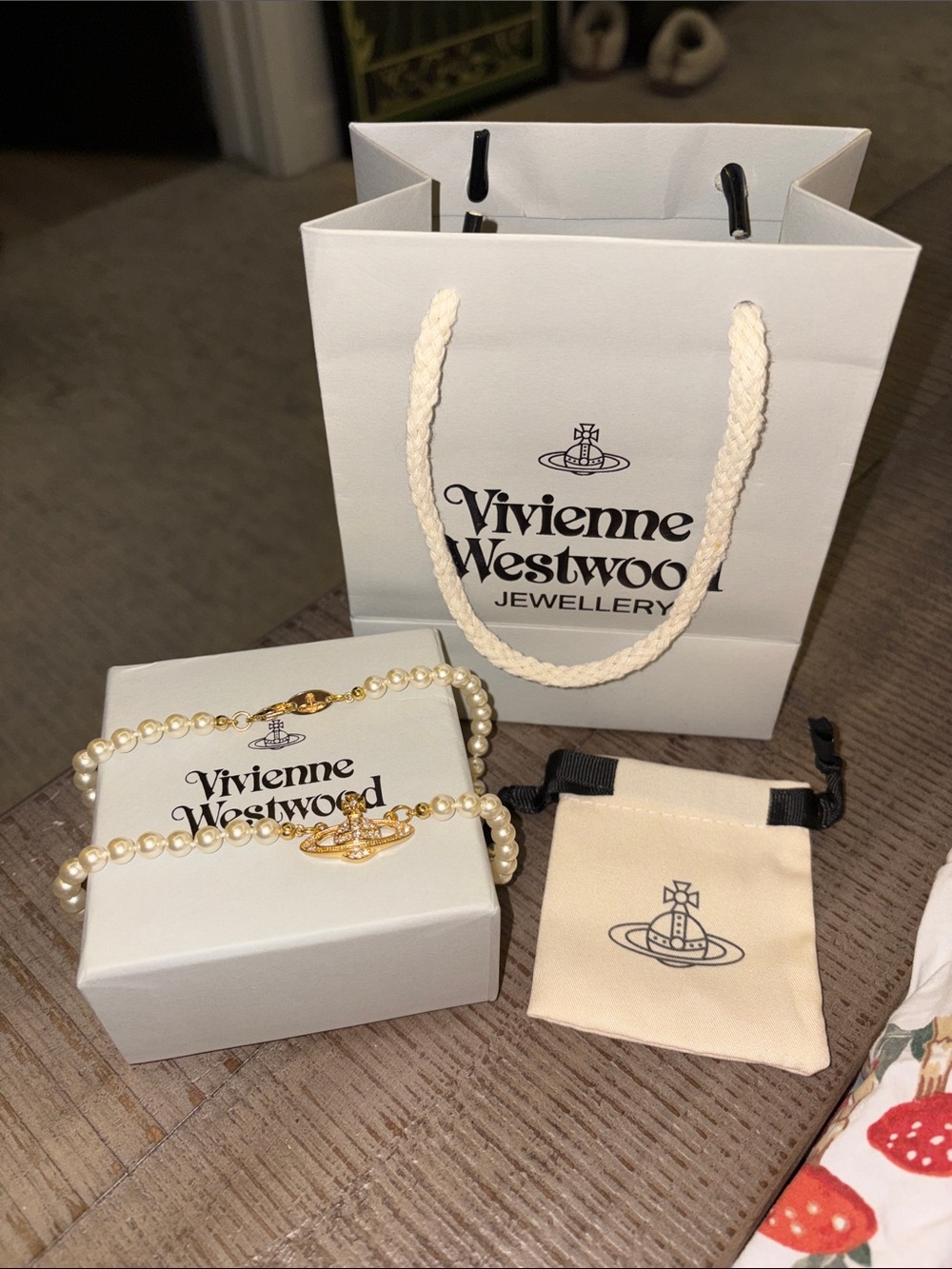 Vivienne Westwood Mini Bas Relief pearl choker